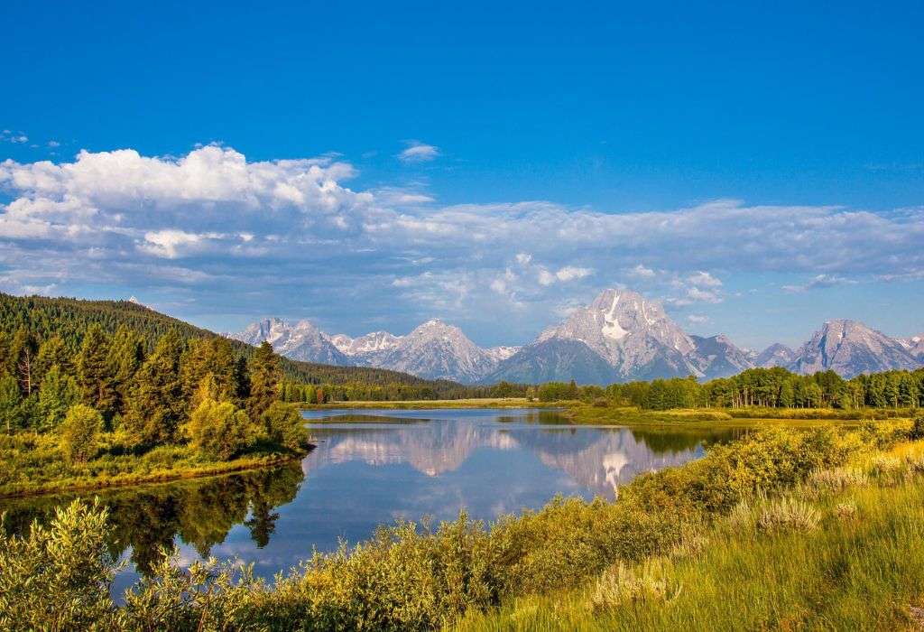 Best Time to Visit Yellowstone National Park - Travolove